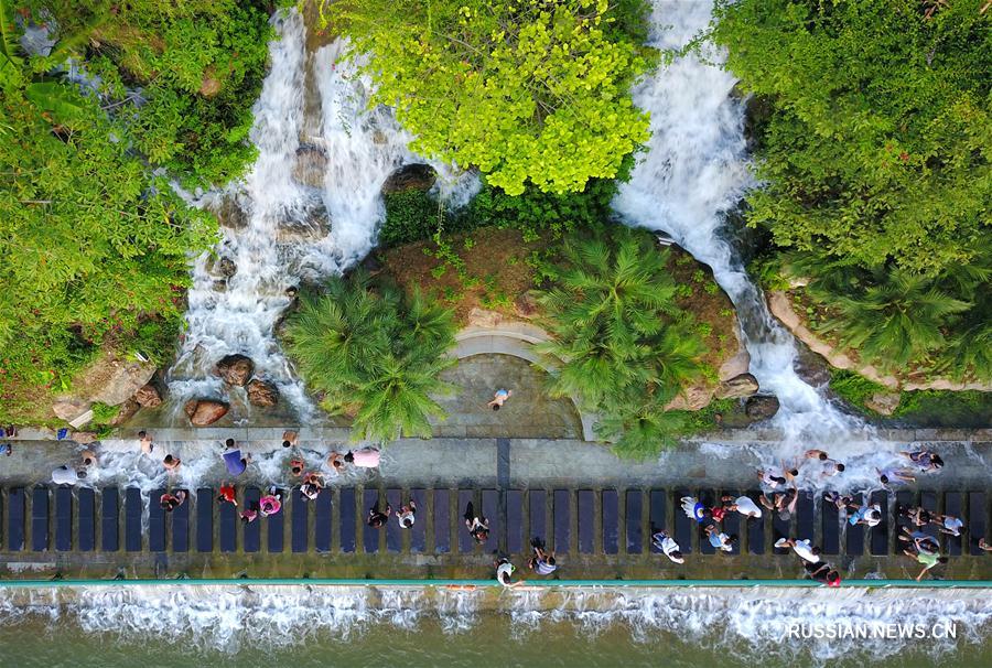 Искусственные водопады приносят прохладу жителям Лючжоу