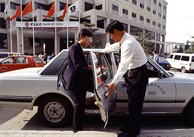 От таксистов до владельцев интернет-магазинов: как изменилась профессиональная деятельность китайцев за последние 40 лет?