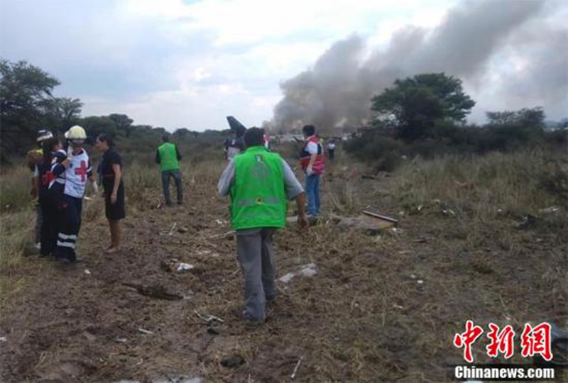 Около 85 человек получили травмы в результате крушения самолета в Мексике