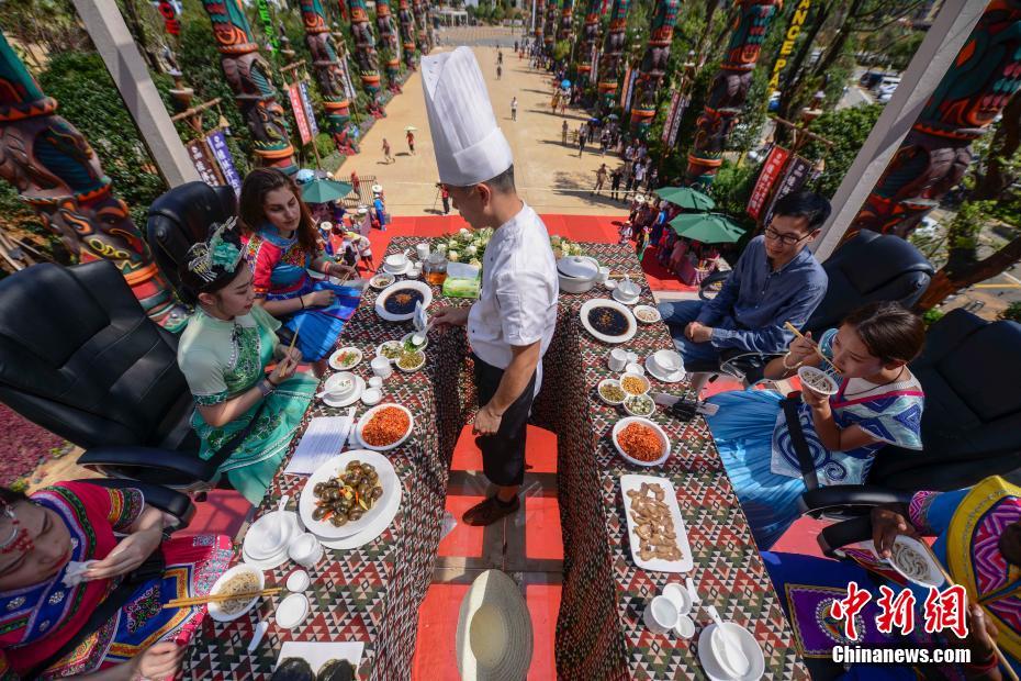 В Гуанси туристы попытались принять участие в соревновании по поеданию рисовой лапши на высоте 50 метров