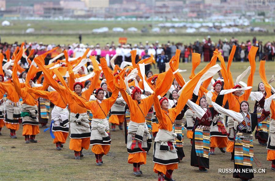 В уезде Литан провинции Сычуань открылся фестиваль конных скачек "1 августа" 