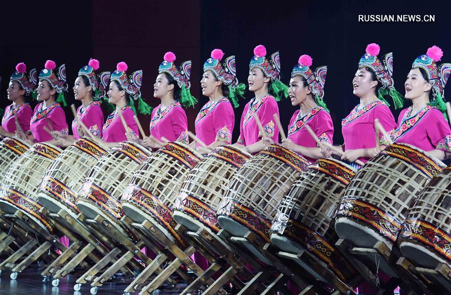 В Чусюне прошло шоу победителей конкурса национальной одежды провинции Юньнань