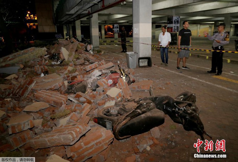 82 человека погибли, сотни пострадали после землетрясения магнитудой 7,0 в Индонезии