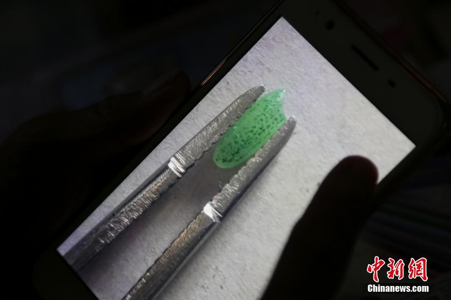 82-летний китаец гравирует иероглифы на зёрнах риса 