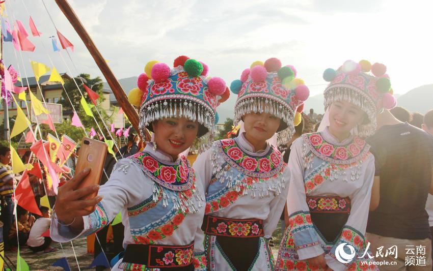 В Янби провиции Юньнань представители разных народностей отметили Праздник факелов