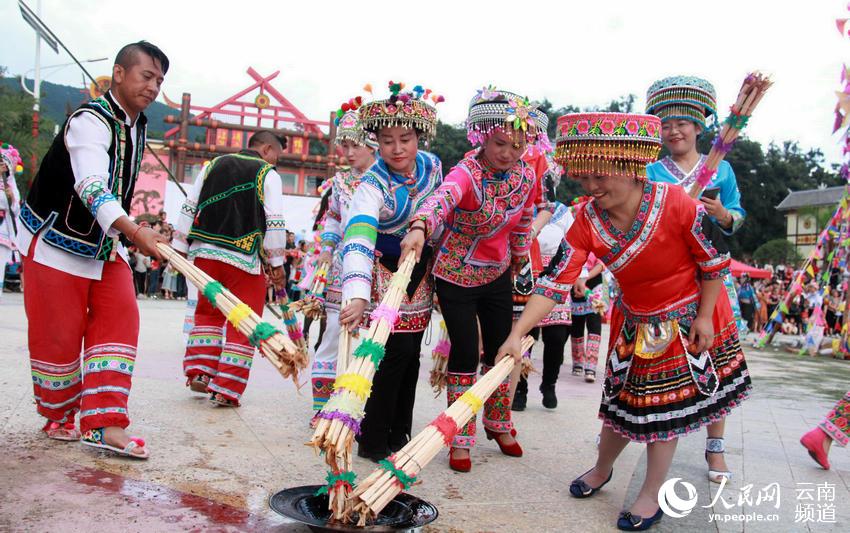 В Янби провиции Юньнань представители разных народностей отметили Праздник факелов