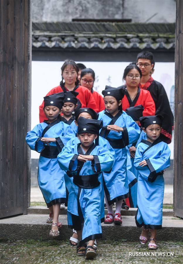 В китайской деревне прошла традиционная церемония начала обучения