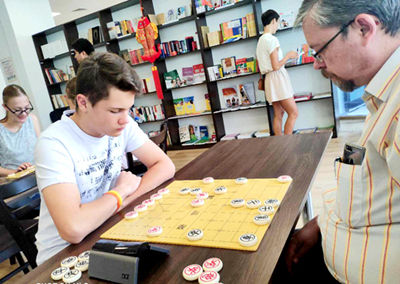 Семья из Белоруссии любит играть в китайские шахматы