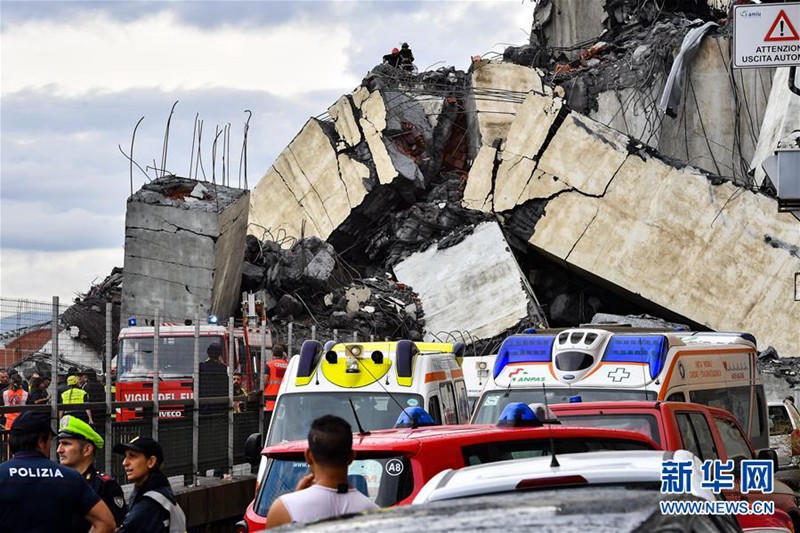 В результате обрушения моста в Италии погибли не менее 20 человек