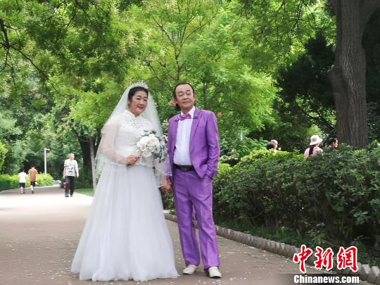 10 пар пожилых супружеских пар сделали свадебные фотографии к празднику Циси