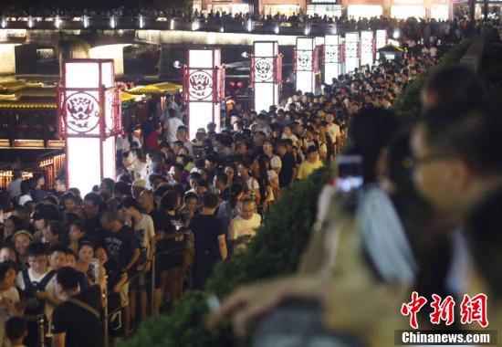Ночная прогулка по храму Конфуция в городе Нанкин стала хитом
