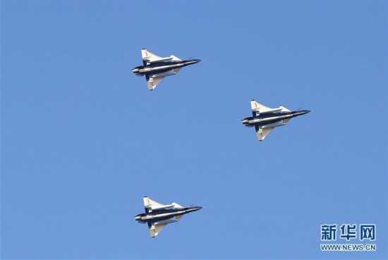 Пилотажная группа ВВС Китая отправилась в Россию для участия в выступлениях