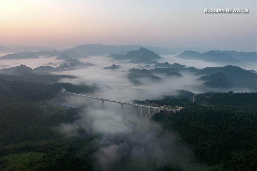 Строящийся крупный железнодорожный мост в Центральном Китае с высоты птичьего полета