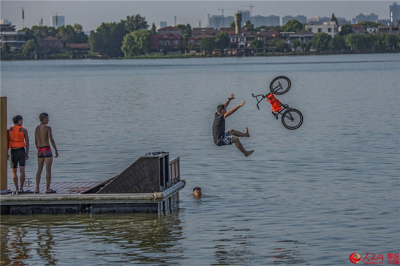 Жители города Ухань совершили прыжки в воду
