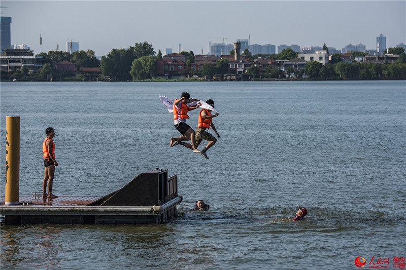 Жители города Ухань совершили прыжки в воду