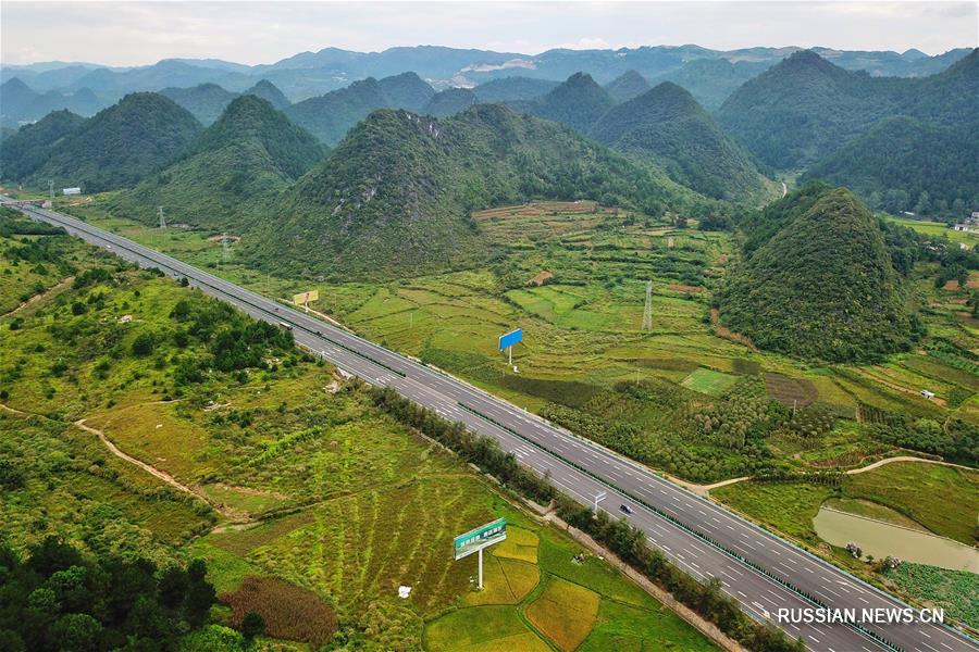 Скоростные шоссе среди карстовых гор провинции Гуйчжоу