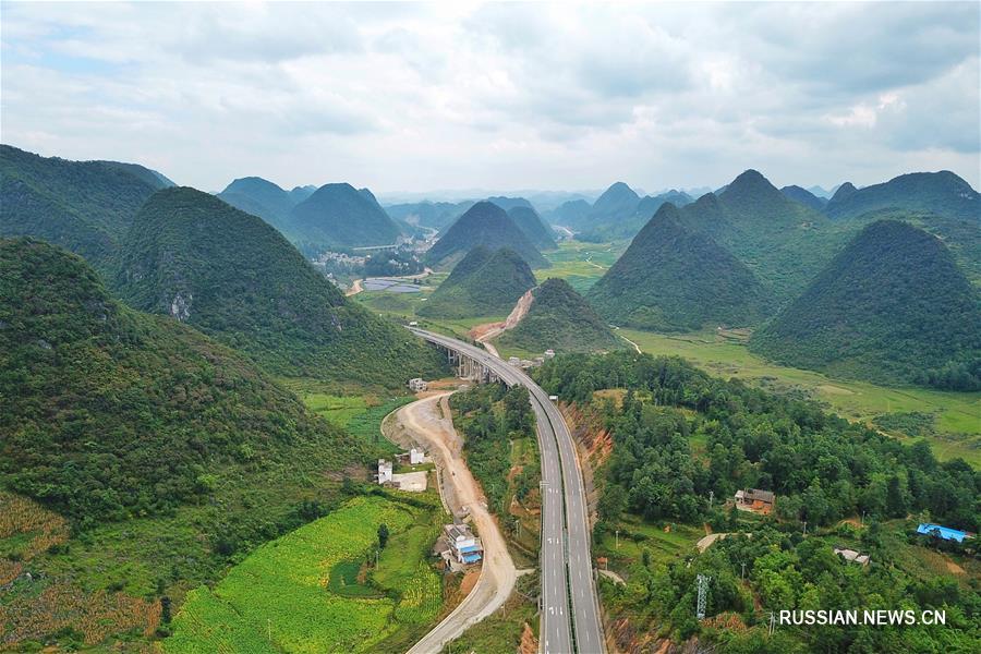 Скоростные шоссе среди карстовых гор провинции Гуйчжоу