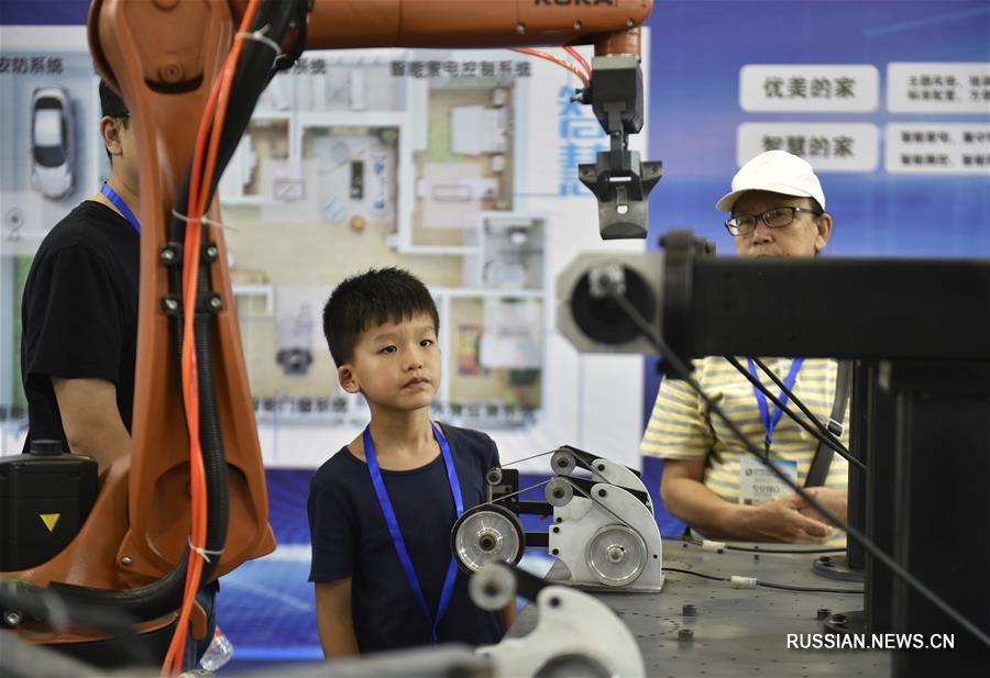 Дети и роботы на 17-й Китайской международной выставке приборостроения в Шэньяне