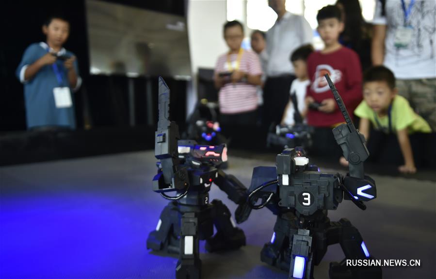Дети и роботы на 17-й Китайской международной выставке приборостроения в Шэньяне