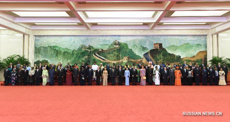Си Цзиньпин и Пэн Лиюань приветствовали участвующих в Пекинском саммите Форума китайско-африканского сотрудничества зарубежных лидеров и их супруг. (Синьхуа)