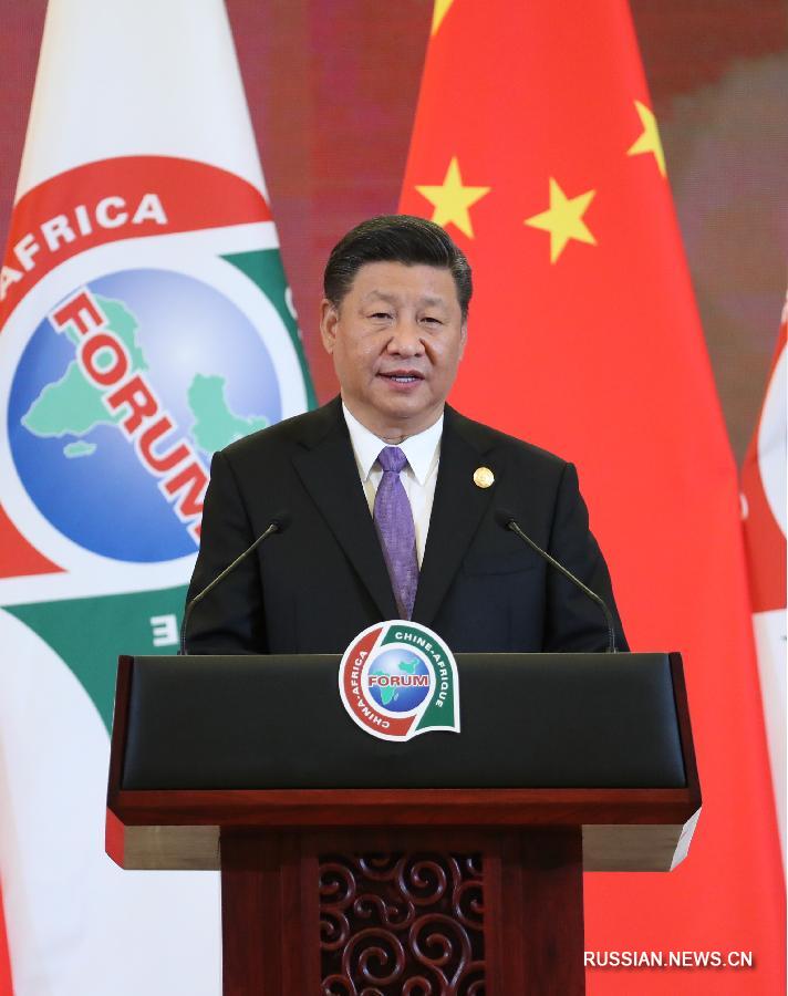 Си Цзиньпин и Пэн Лиюань приветствовали участвующих в Пекинском саммите Форума китайско-африканского сотрудничества зарубежных лидеров и их супруг. (Синьхуа)