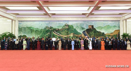 Си Цзиньпин и Пэн Лиюань приветствовали участвующих в Пекинском саммите Форума китайско-африканского сотрудничества зарубежных лидеров и их супруг