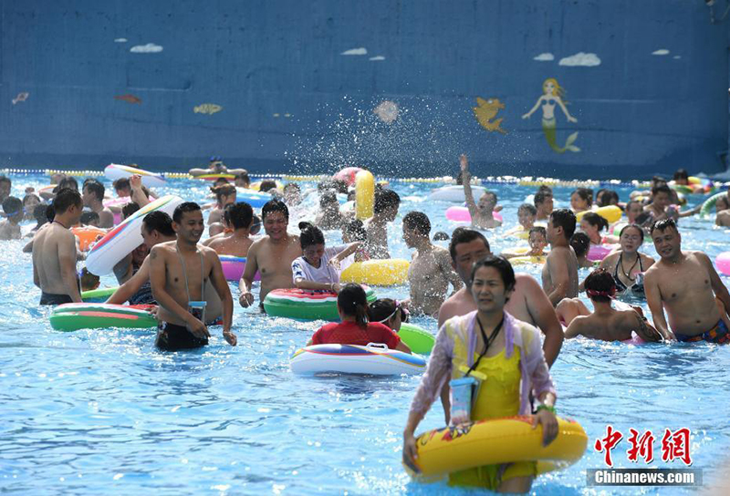Водные развлечения жителей Чунцина как спасение от жары