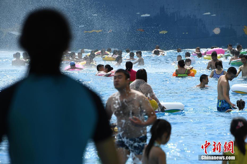 Водные развлечения жителей Чунцина как спасение от жары