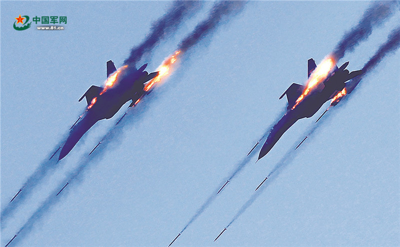Китайские истребители наносят огневой удар по наземным целям.