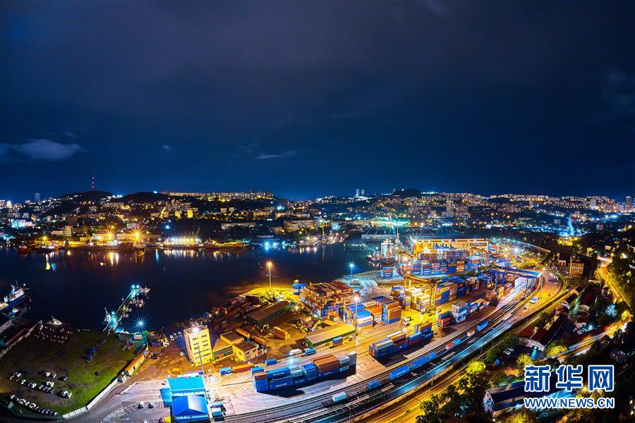На фото: ночной вид города Владивосток
