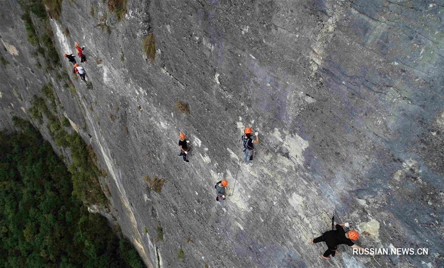 База скалолазного спорта в горах Цзигунлин провинции Хубэй
