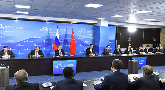 Си Цзиньпин и В. Путин приняли участие в круглом столе