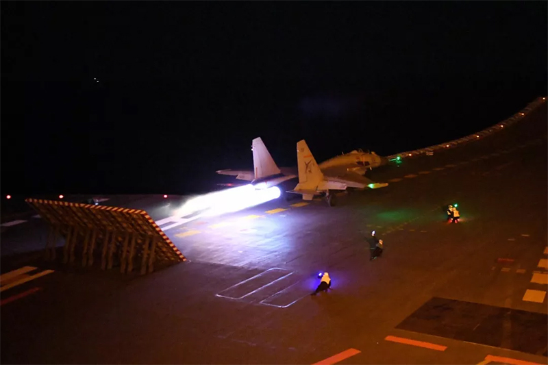 Истребитель «Цзянь-15» способен осуществлять взлет и посадку в ночное время