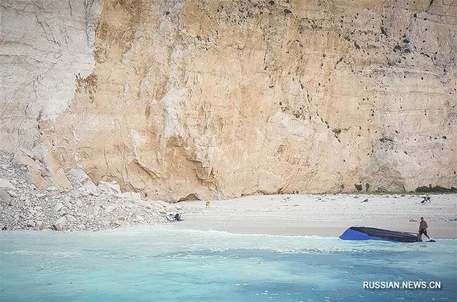 В Греции из-за вызванных камнепадом больших волн перевернулись три экскурсионных судна
