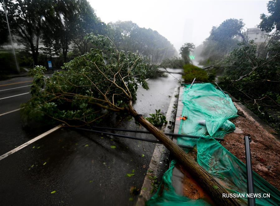 На побережье провинции Гуандун обрушился Супертайфун "Мангхут"