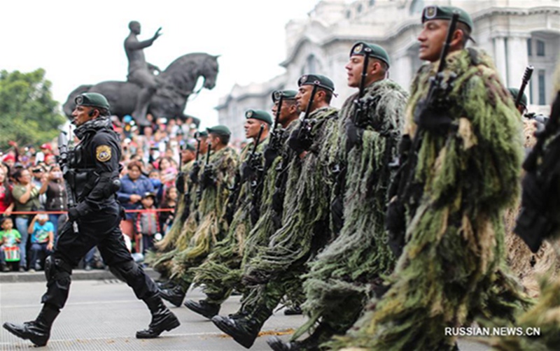 Военный парад в Мексике в честь День независимости страны