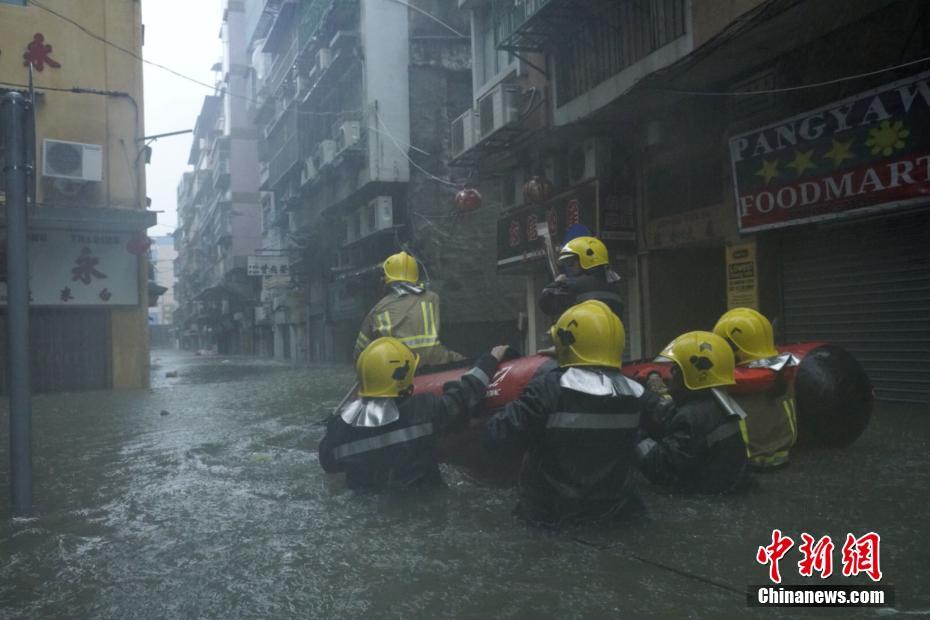 Супертайфун "Мангхут" обрушился на побережье Южного Китая
