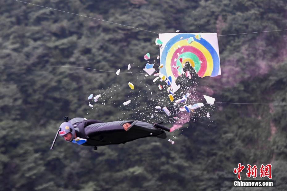 В Чжанцзяцзе прошли соревнования по полётам в вингсьюте
