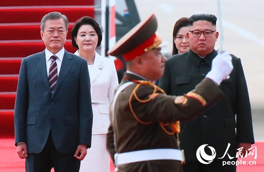 Ким Чен Ын лично встретил прибывшего в Пхеньян Мун Чжэ Ина
