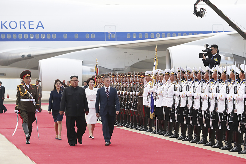 Ким Чен Ын лично встретил прибывшего в Пхеньян Мун Чжэ Ина