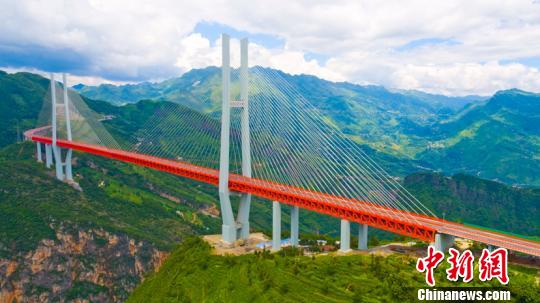Мост Бэйпаньцзян побил рекорд Гиннеса по высоте
