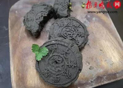 Китайский университет подарил студентам «земляные» лунные пряники
