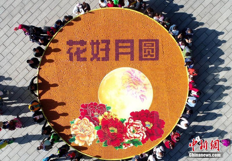 В Китае появилась «картина» из 9999 лунных пряников в честь Праздника середины осени