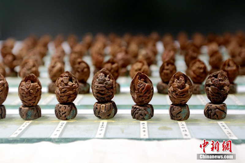 Китаец изобразил 108 персонажей романа «Речные заводи» на скорлупе грецкого ореха