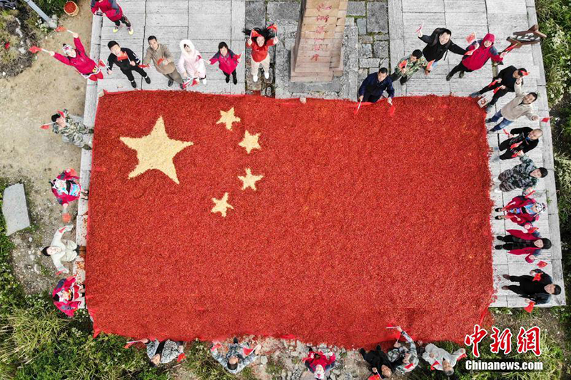 В провинции Чжэцзян появился государственный флаг КНР из красного перца и кукурузы