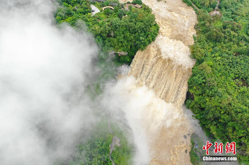 Пик паводка на водопаде Хуангошу