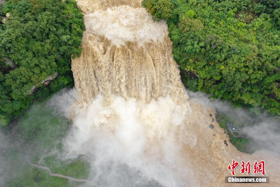 Пик паводка на водопаде Хуангошу