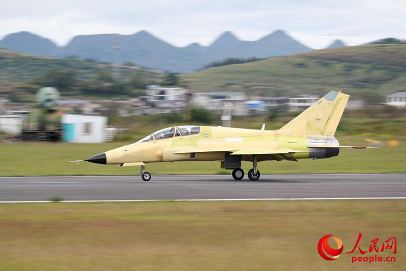 В Гуйчжоу успешно прошел первый полет китайского военного самолета FTC-2000G