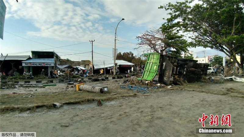 Число погибших в результате землетрясения и цунами в Индонезии возросло до 384 человек