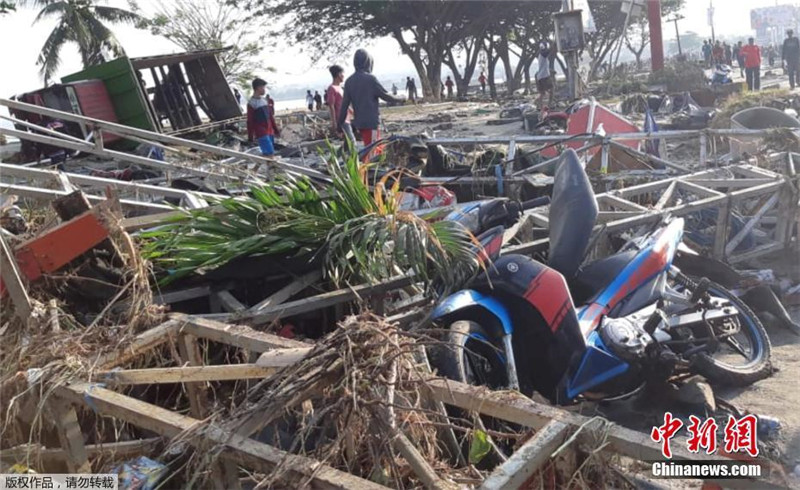 Число погибших в результате землетрясения и цунами в Индонезии возросло до 384 человек